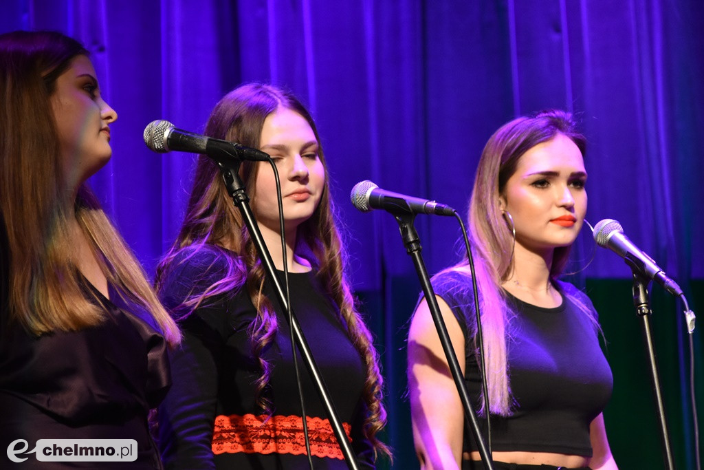 Grażyna Łobaszewska i Ajagore oraz laureaci Festiwalu Piosenki Miłosnej