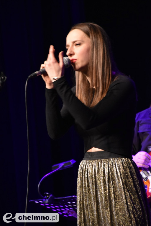 Grażyna Łobaszewska i Ajagore oraz laureaci Festiwalu Piosenki Miłosnej