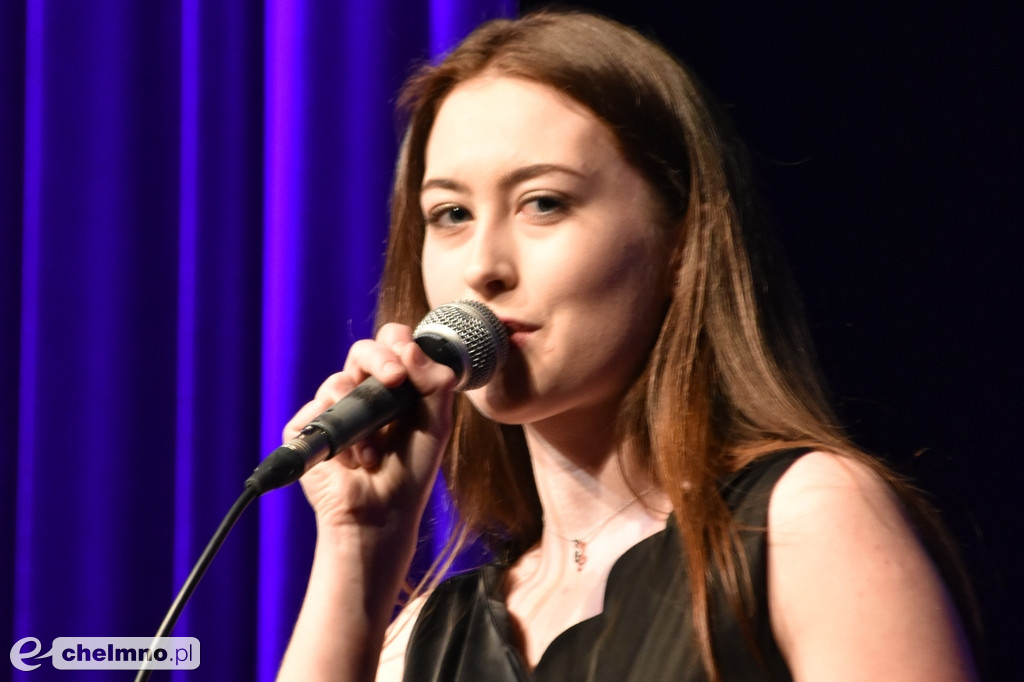 Grażyna Łobaszewska i Ajagore oraz laureaci Festiwalu Piosenki Miłosnej