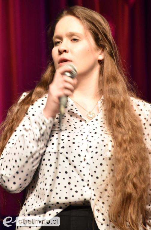 Grażyna Łobaszewska i Ajagore oraz laureaci Festiwalu Piosenki Miłosnej