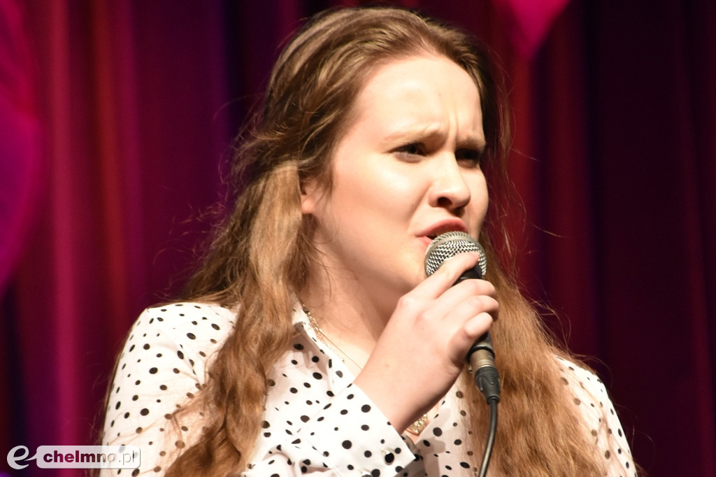 Grażyna Łobaszewska i Ajagore oraz laureaci Festiwalu Piosenki Miłosnej