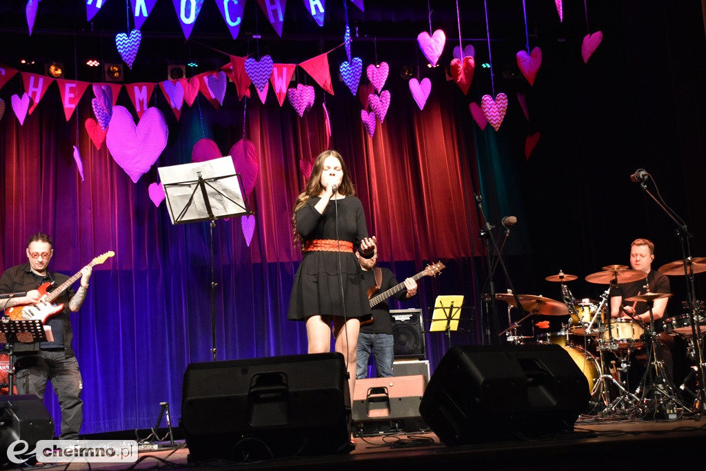 Grażyna Łobaszewska i Ajagore oraz laureaci Festiwalu Piosenki Miłosnej
