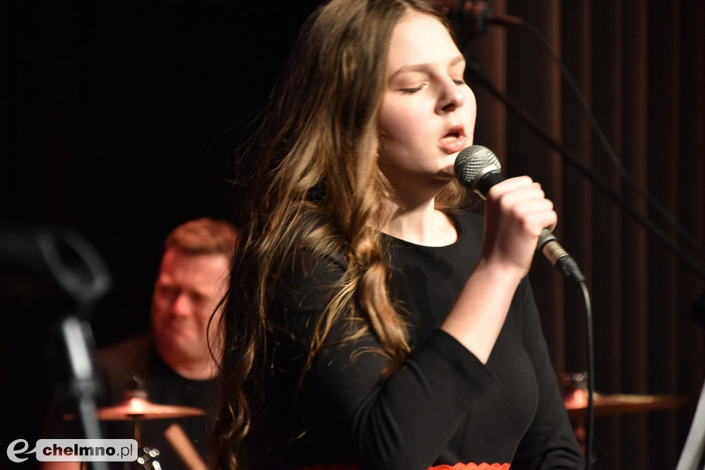 Grażyna Łobaszewska i Ajagore oraz laureaci Festiwalu Piosenki Miłosnej