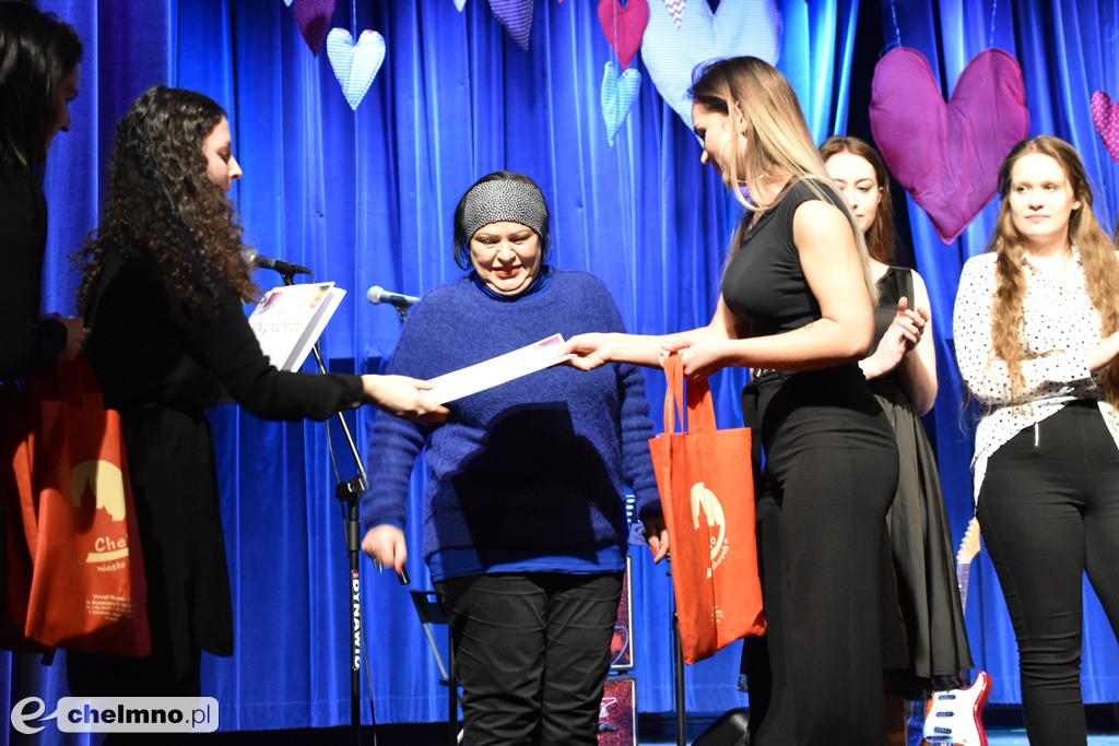Grażyna Łobaszewska i Ajagore oraz laureaci Festiwalu Piosenki Miłosnej