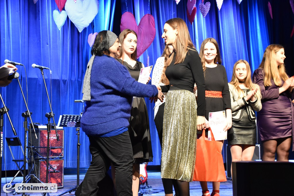 Grażyna Łobaszewska i Ajagore oraz laureaci Festiwalu Piosenki Miłosnej