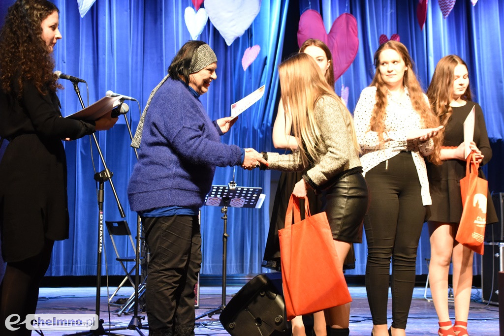 Grażyna Łobaszewska i Ajagore oraz laureaci Festiwalu Piosenki Miłosnej