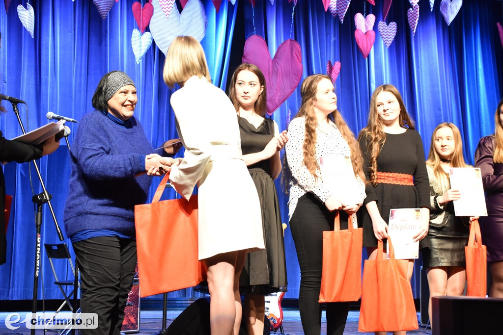 Grażyna Łobaszewska i Ajagore oraz laureaci Festiwalu Piosenki Miłosnej
