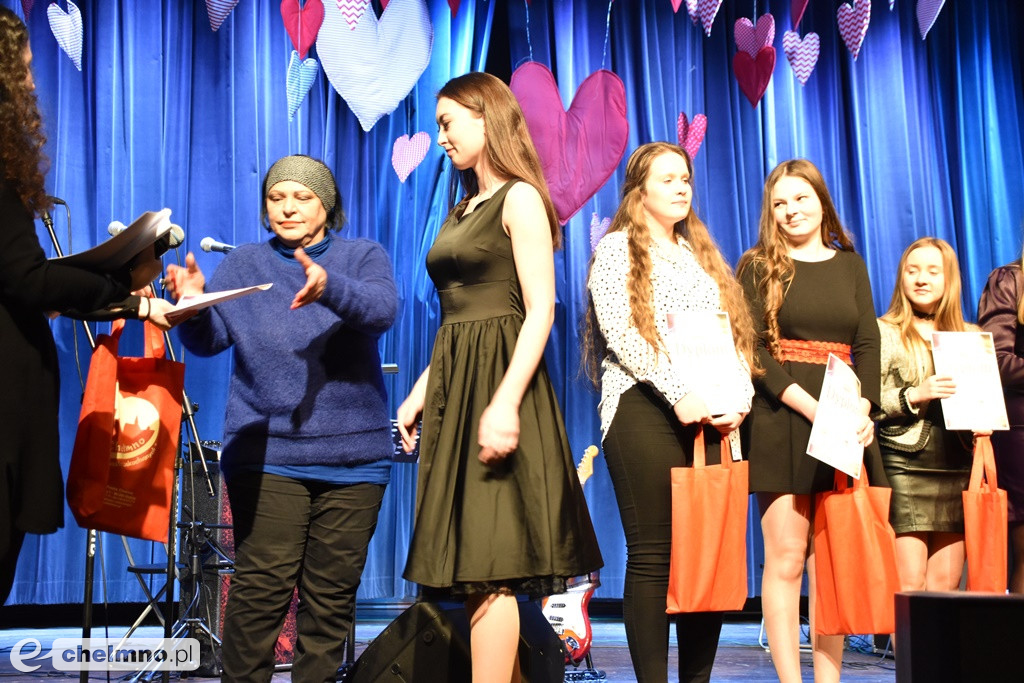 Grażyna Łobaszewska i Ajagore oraz laureaci Festiwalu Piosenki Miłosnej