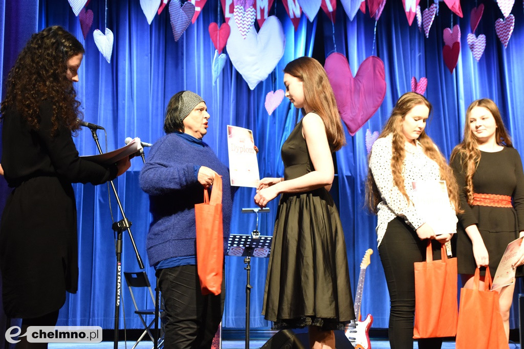 Grażyna Łobaszewska i Ajagore oraz laureaci Festiwalu Piosenki Miłosnej