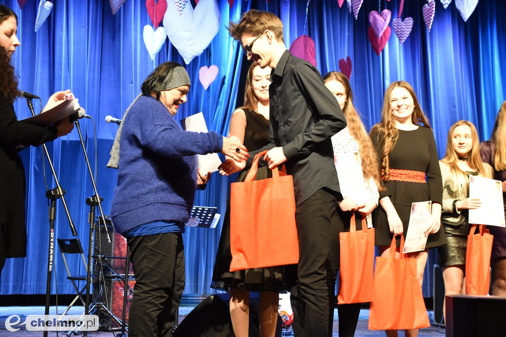 Grażyna Łobaszewska i Ajagore oraz laureaci Festiwalu Piosenki Miłosnej