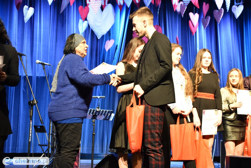 Grażyna Łobaszewska i Ajagore oraz laureaci Festiwalu Piosenki Miłosnej