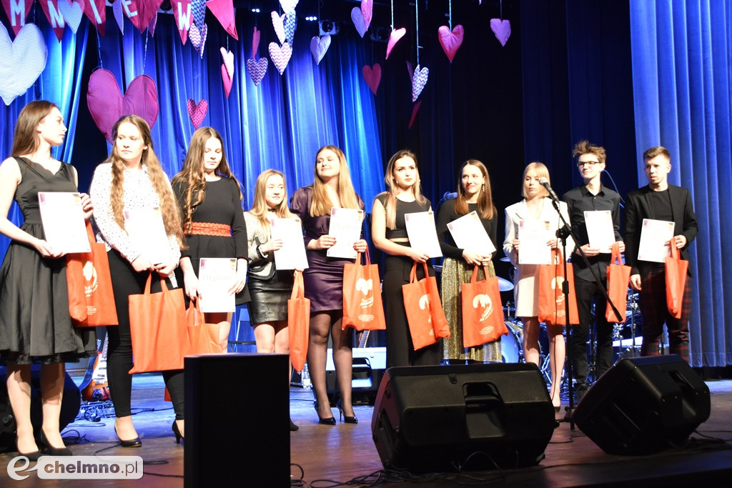 Grażyna Łobaszewska i Ajagore oraz laureaci Festiwalu Piosenki Miłosnej