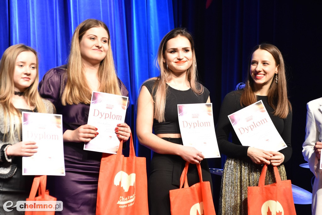 Grażyna Łobaszewska i Ajagore oraz laureaci Festiwalu Piosenki Miłosnej