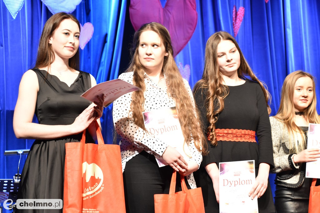 Grażyna Łobaszewska i Ajagore oraz laureaci Festiwalu Piosenki Miłosnej
