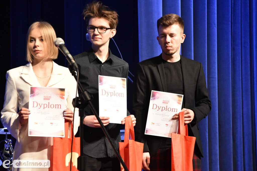 Grażyna Łobaszewska i Ajagore oraz laureaci Festiwalu Piosenki Miłosnej