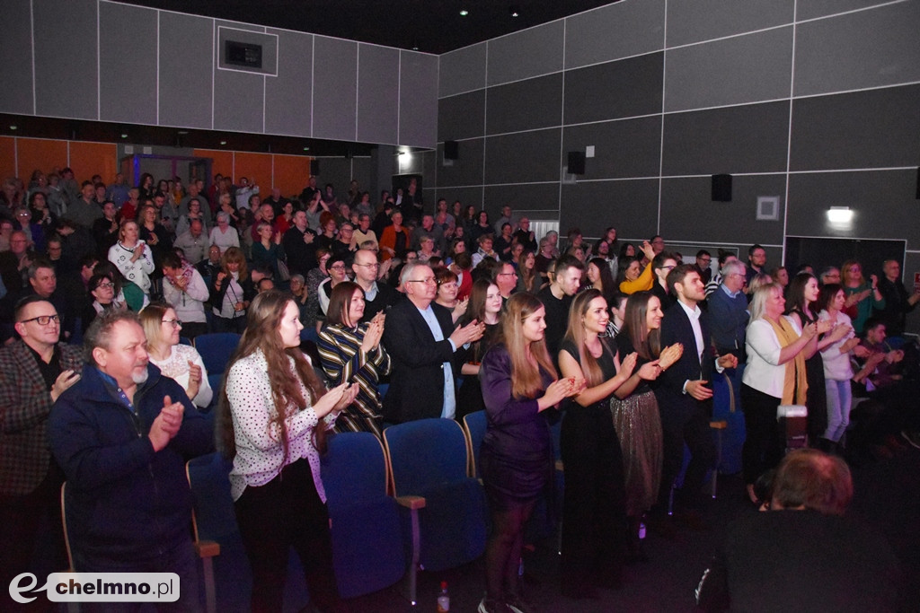 Grażyna Łobaszewska i Ajagore oraz laureaci Festiwalu Piosenki Miłosnej