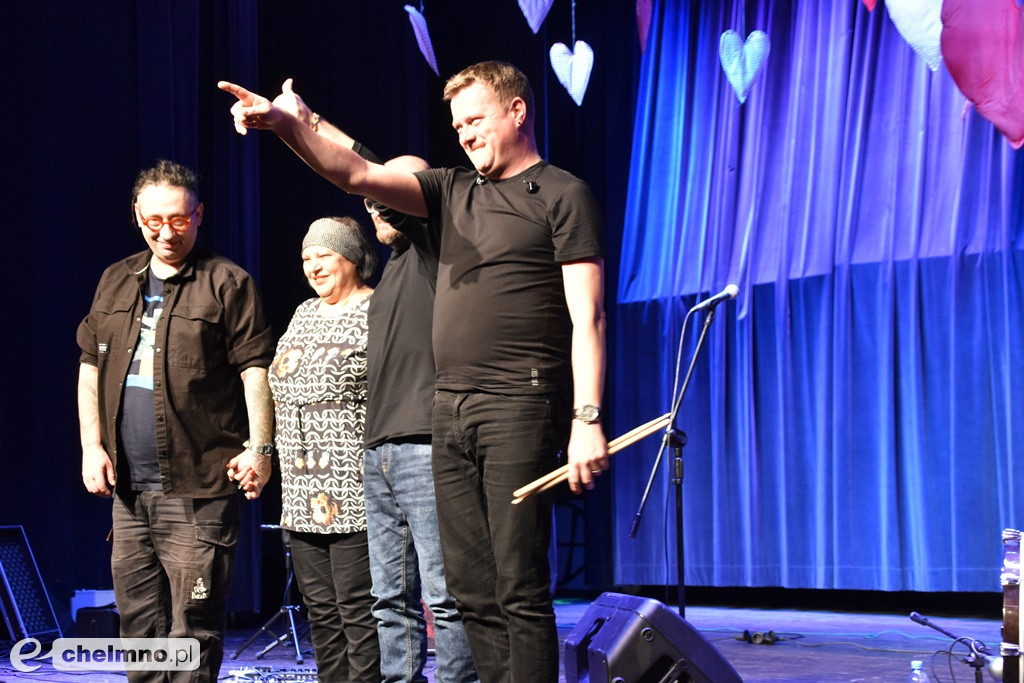Grażyna Łobaszewska i Ajagore oraz laureaci Festiwalu Piosenki Miłosnej