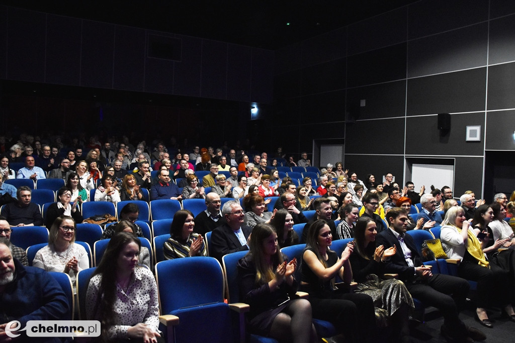 Grażyna Łobaszewska i Ajagore oraz laureaci Festiwalu Piosenki Miłosnej