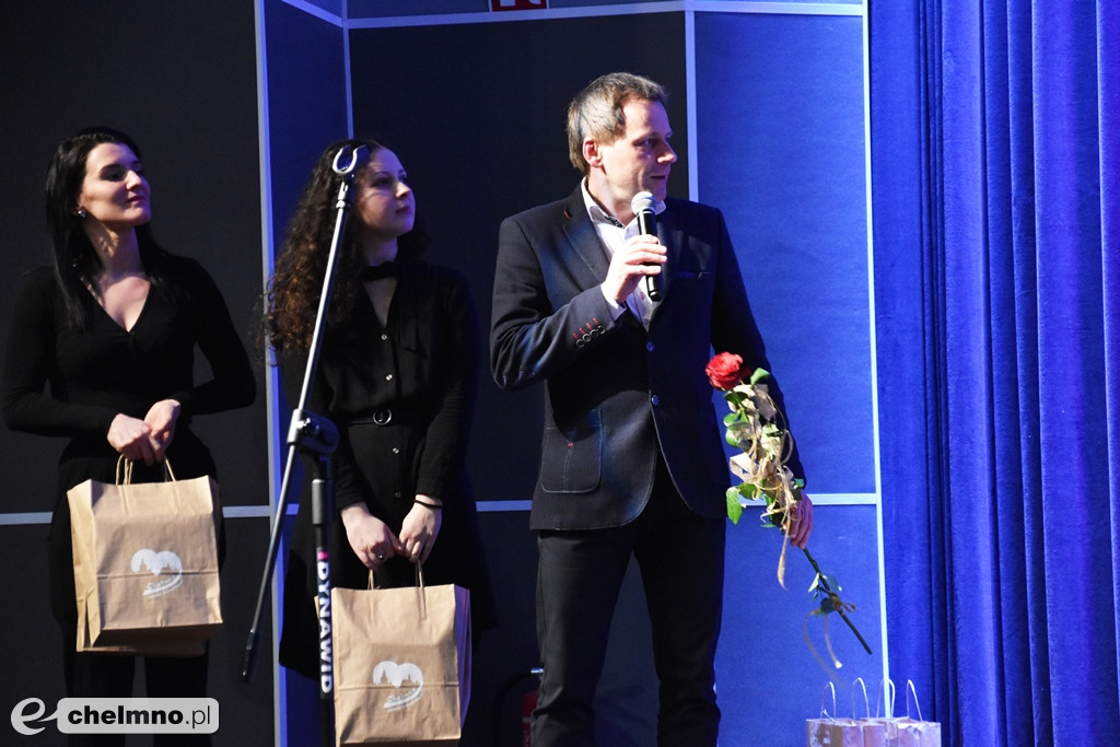 Grażyna Łobaszewska i Ajagore oraz laureaci Festiwalu Piosenki Miłosnej