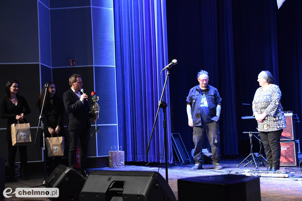 Grażyna Łobaszewska i Ajagore oraz laureaci Festiwalu Piosenki Miłosnej