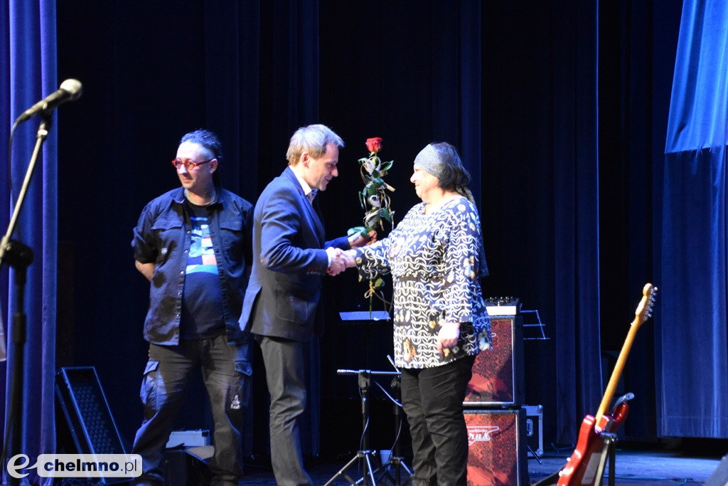 Grażyna Łobaszewska i Ajagore oraz laureaci Festiwalu Piosenki Miłosnej