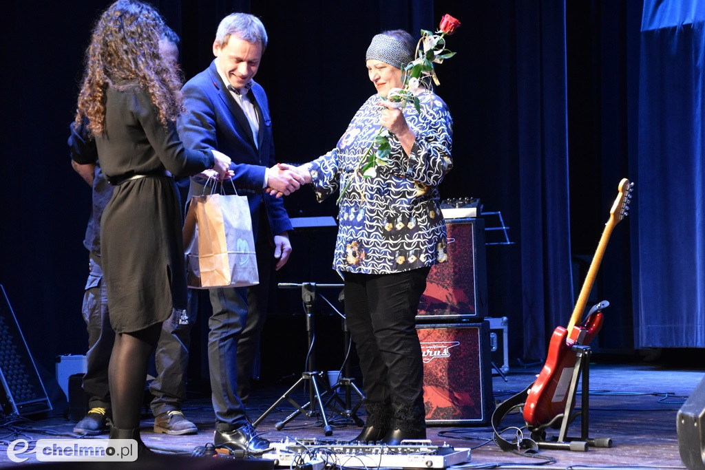 Grażyna Łobaszewska i Ajagore oraz laureaci Festiwalu Piosenki Miłosnej
