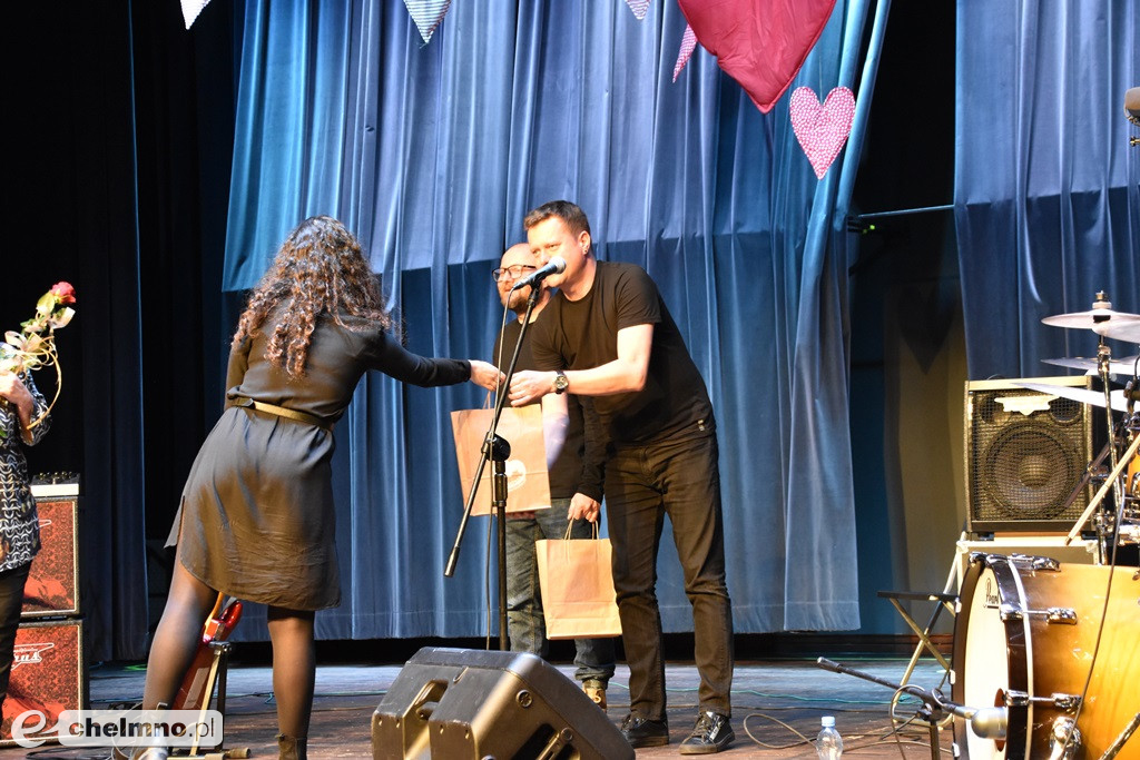 Grażyna Łobaszewska i Ajagore oraz laureaci Festiwalu Piosenki Miłosnej