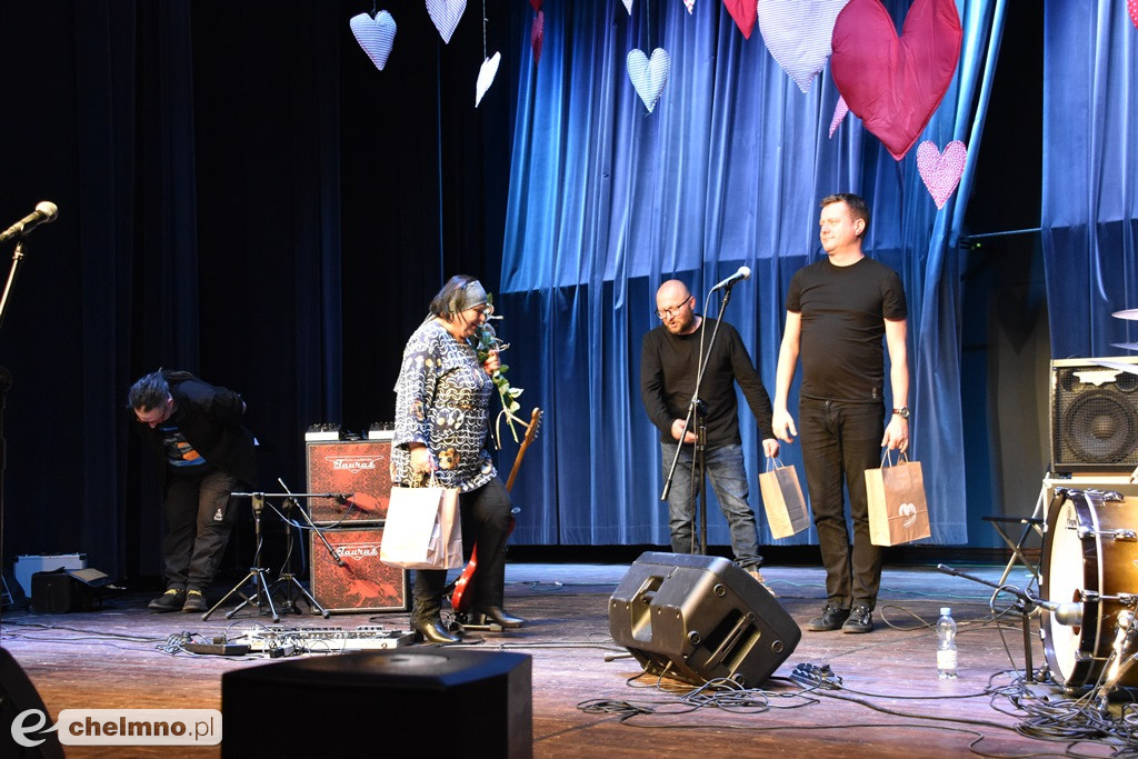 Grażyna Łobaszewska i Ajagore oraz laureaci Festiwalu Piosenki Miłosnej