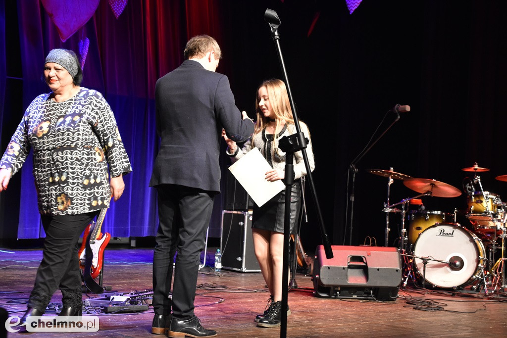 Grażyna Łobaszewska i Ajagore oraz laureaci Festiwalu Piosenki Miłosnej