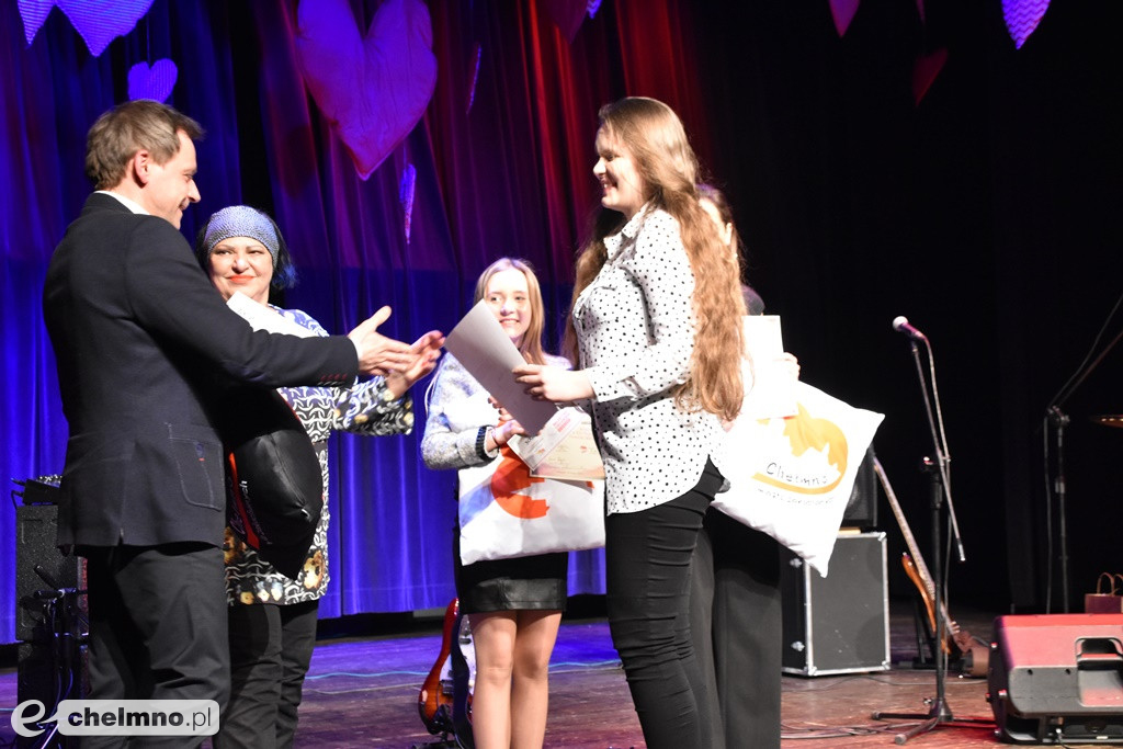 Grażyna Łobaszewska i Ajagore oraz laureaci Festiwalu Piosenki Miłosnej