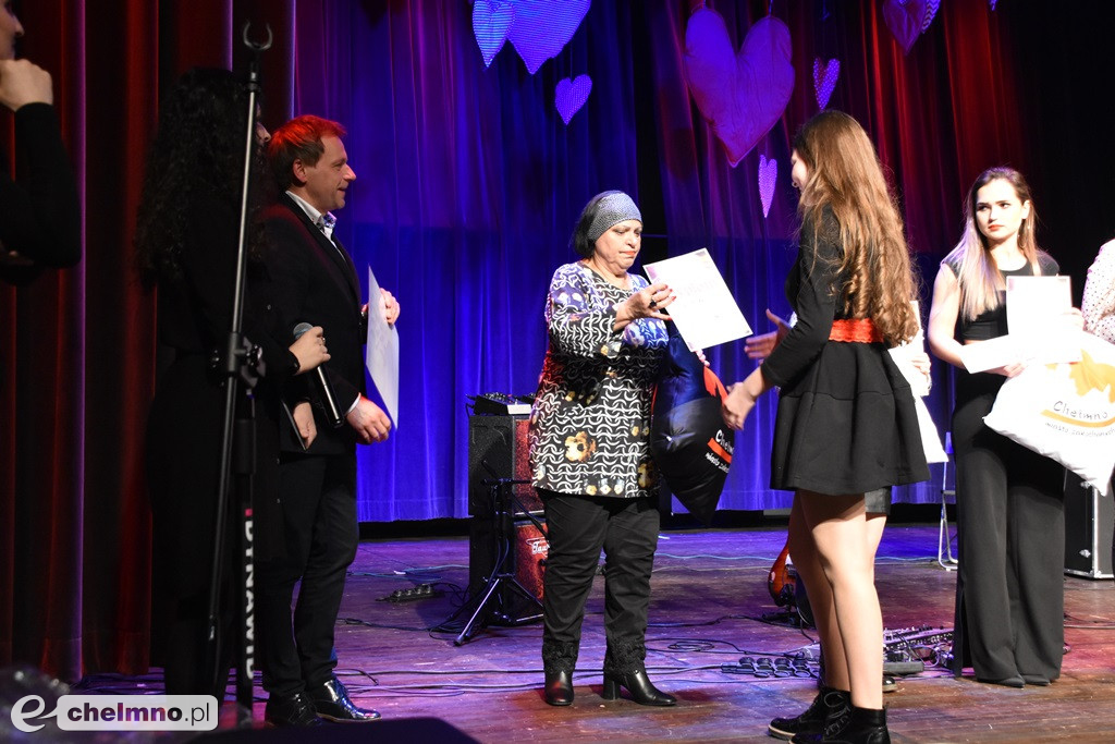 Grażyna Łobaszewska i Ajagore oraz laureaci Festiwalu Piosenki Miłosnej