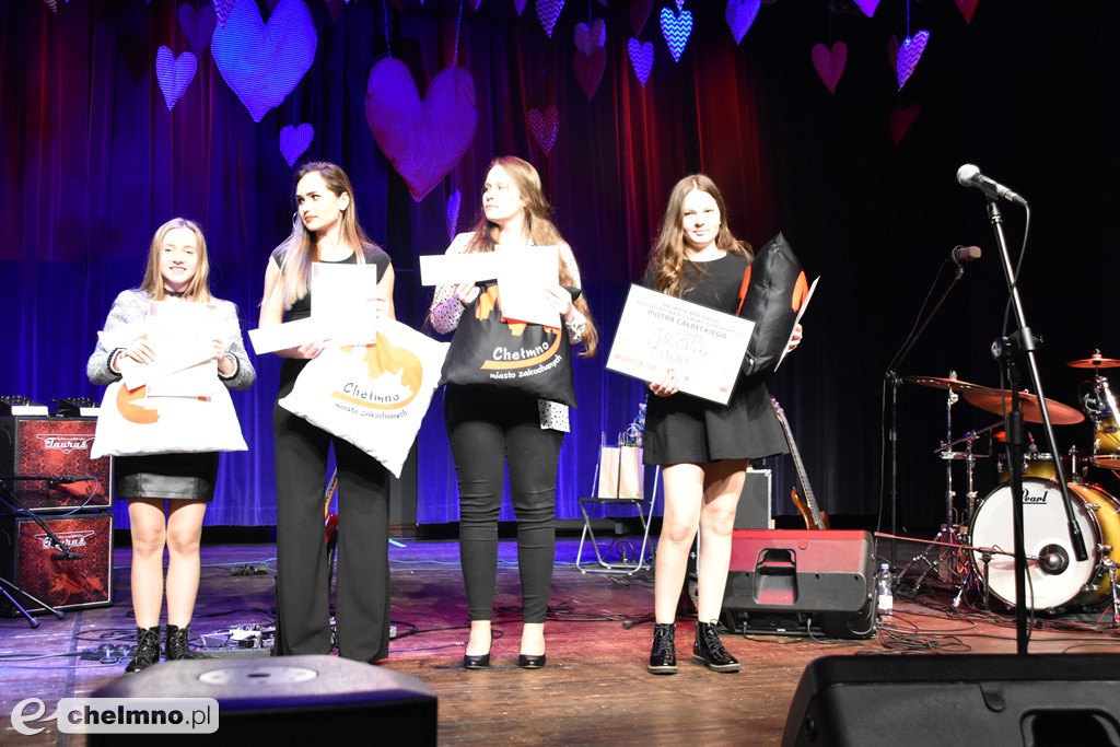 Grażyna Łobaszewska i Ajagore oraz laureaci Festiwalu Piosenki Miłosnej