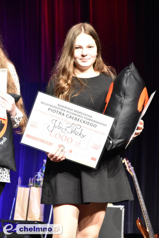 Grażyna Łobaszewska i Ajagore oraz laureaci Festiwalu Piosenki Miłosnej