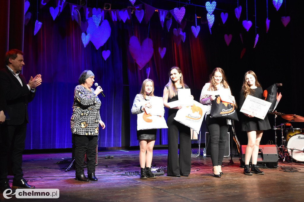 Grażyna Łobaszewska i Ajagore oraz laureaci Festiwalu Piosenki Miłosnej