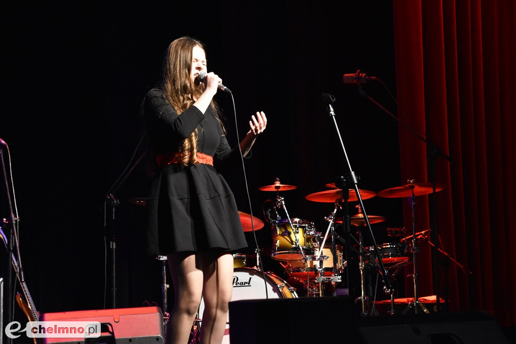 Grażyna Łobaszewska i Ajagore oraz laureaci Festiwalu Piosenki Miłosnej