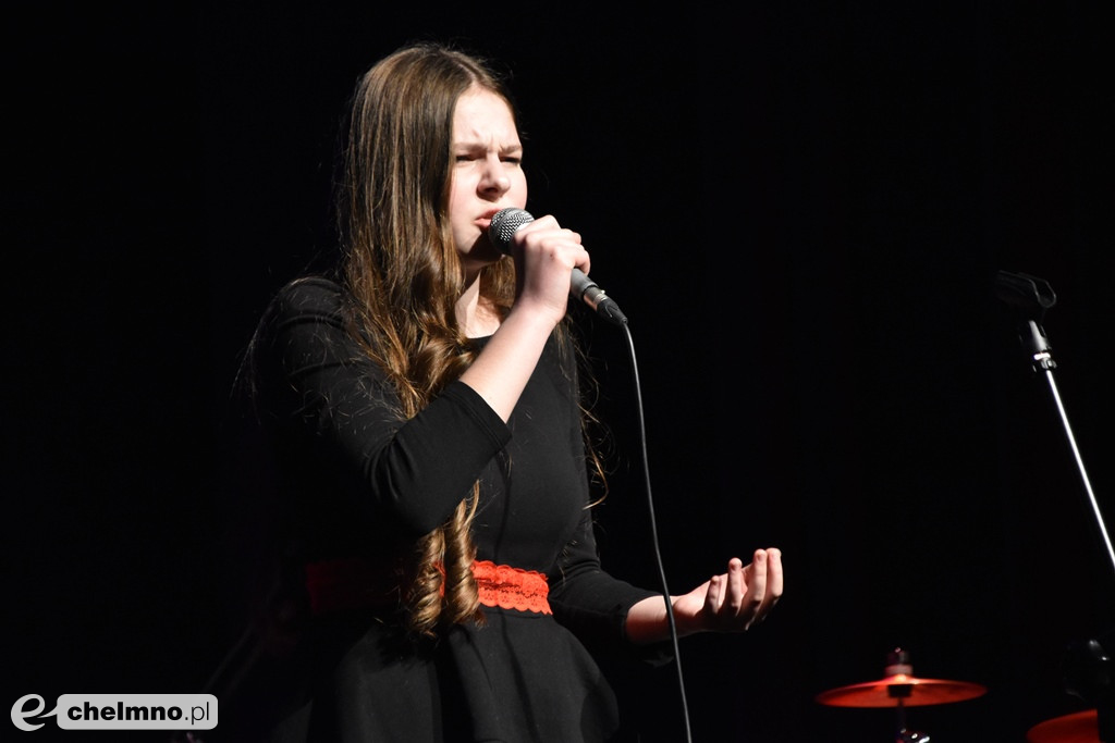 Grażyna Łobaszewska i Ajagore oraz laureaci Festiwalu Piosenki Miłosnej