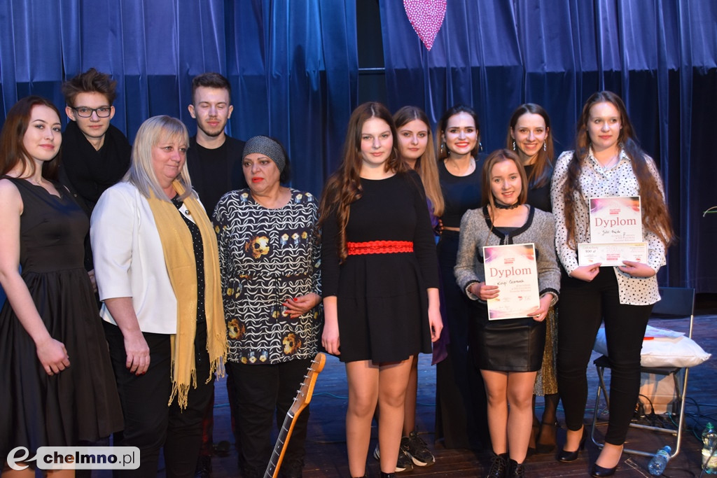 Grażyna Łobaszewska i Ajagore oraz laureaci Festiwalu Piosenki Miłosnej