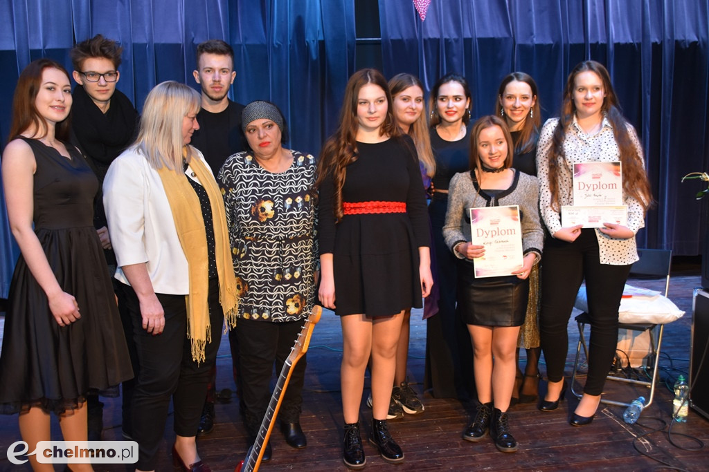Grażyna Łobaszewska i Ajagore oraz laureaci Festiwalu Piosenki Miłosnej