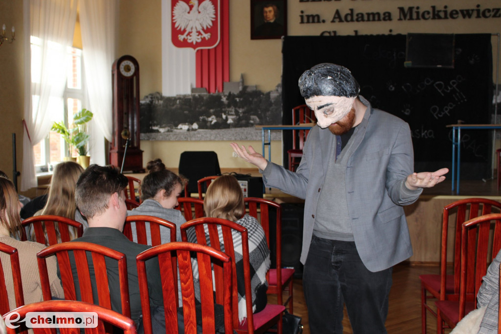Ciekawy spektakl Ferdydurke zaprezentowany w auli ZS nr 2