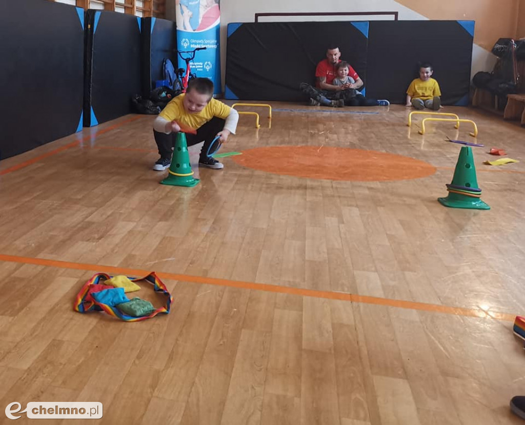 Młodzi sportowcy spędzają aktywnie czas