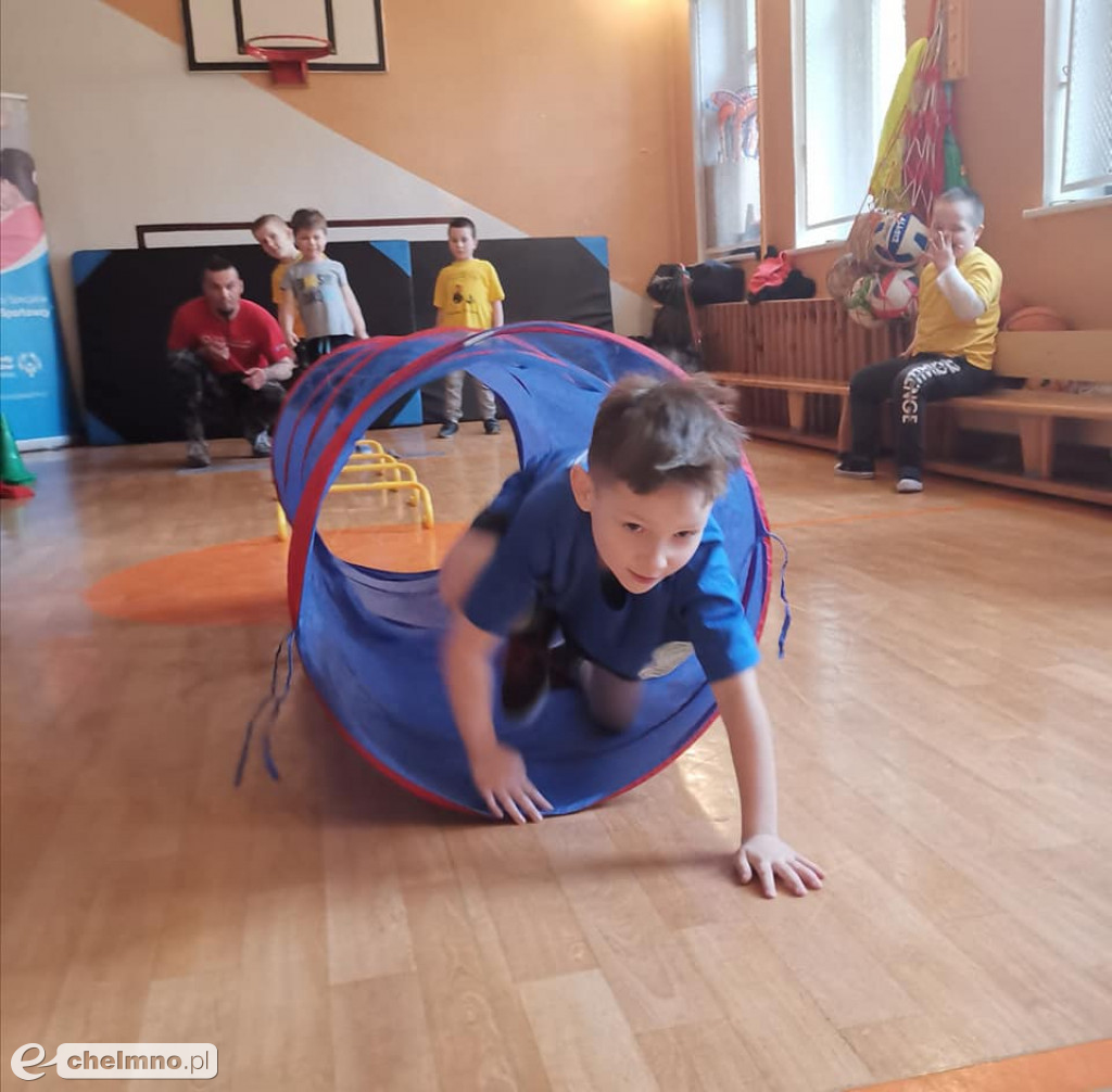Młodzi sportowcy spędzają aktywnie czas