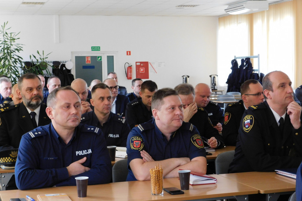 Wspólna narada z przedstawicielami różnych służb mundurowych