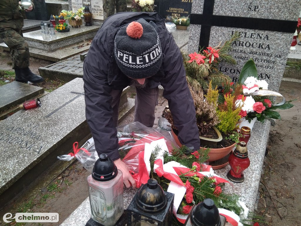 Kwiaty na grobie żołnierza AK i WIN Alfonsa Jana Jarockiego
