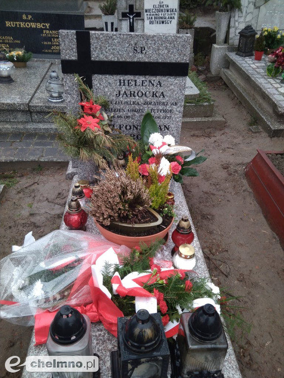 Kwiaty na grobie żołnierza AK i WIN Alfonsa Jana Jarockiego