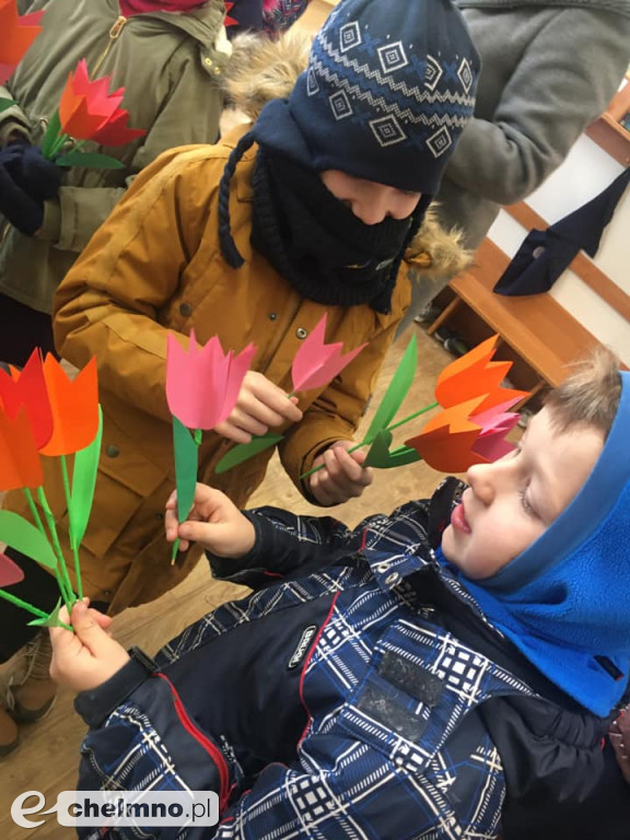 Wręczaliśmy tulipany i cukierki z okazji Dnia Kobiet
