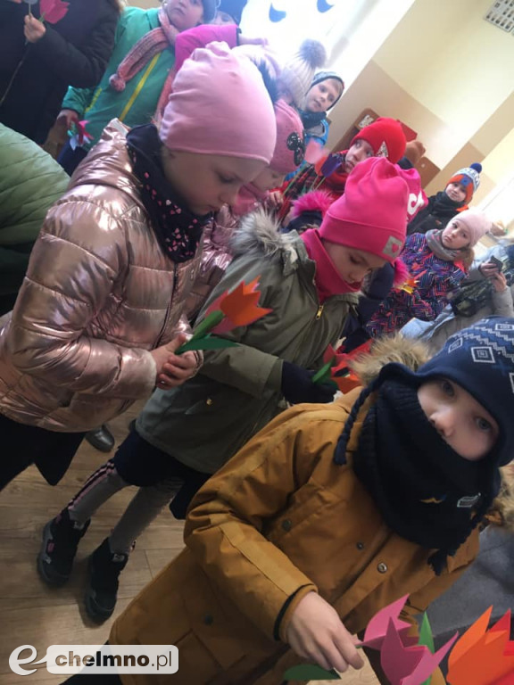 Wręczaliśmy tulipany i cukierki z okazji Dnia Kobiet