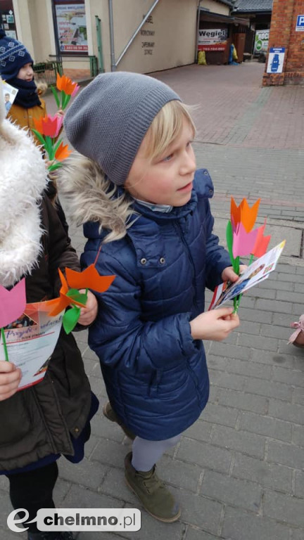 Wręczaliśmy tulipany i cukierki z okazji Dnia Kobiet