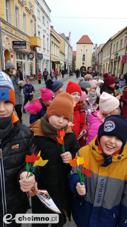 Wręczaliśmy tulipany i cukierki z okazji Dnia Kobiet