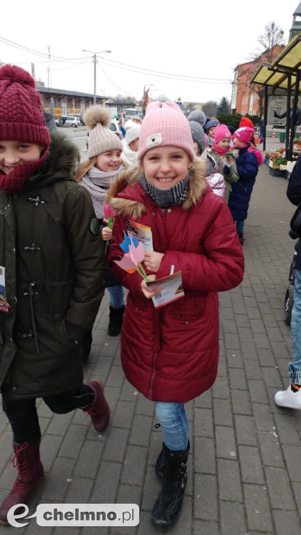 Wręczaliśmy tulipany i cukierki z okazji Dnia Kobiet