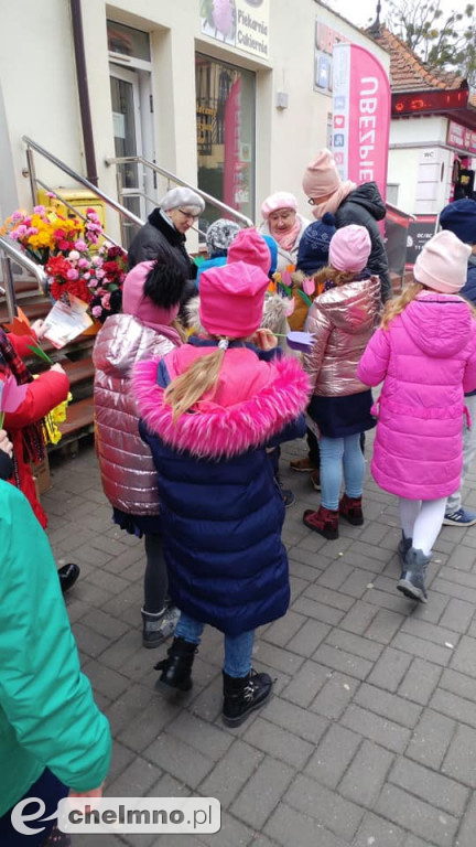 Wręczaliśmy tulipany i cukierki z okazji Dnia Kobiet